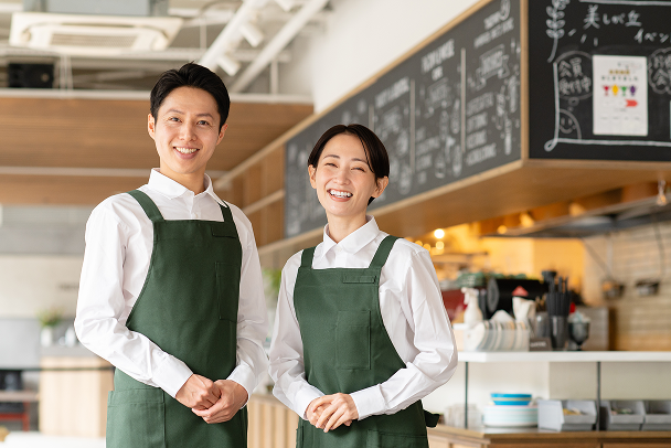 エプロンを着た飲食店の店員