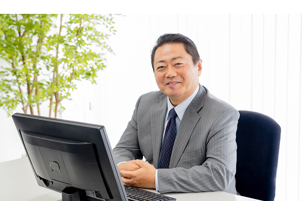 パソコンを操作する会社員